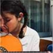¿Tu hijo/a quiere aprender a tocar la guitarra? ¡Esta es su oportunidad!
Clases divertidas y personalizadas para niños