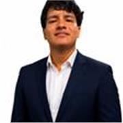 Joven apoya en curso de matemática a niños y niñas de 6 a 12 años de edad
