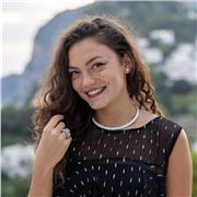 Dopo il liceo linguistico ho iniziato a migliorare il mio inglese con vari corsi a Napoli e all’estero