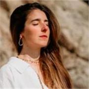 Profesora de yoga y meditación con más de 6 años de experiencia en infantil y adulto. 