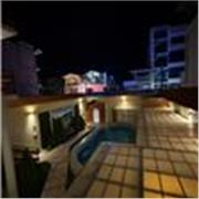 Maestra de español para niños pequeños, que desean aprender el idioma