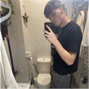 Profesor de ingles que imparte clases a niños de entre 8 a 16 años