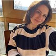 Insegnante di italiano, storia, geografia e grammatica con laurea triennale e magistrale in materie umanistiche.