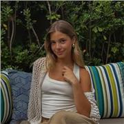 Soy Clàudia, estudiante de Biotecnología y ADE. Imparto refuerzo en todas las asignaturas de ESO y Bachillerato en Sant Gervasi