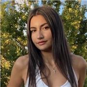 Profesora de inglés imparte clase a niños de todas las edades o refuerzo de ESO