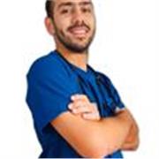 Veterinario docente, experto en biología y pequeños animales. 