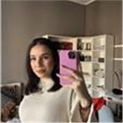 Ragazza di 18 anni che offre lezioni online di inglese.