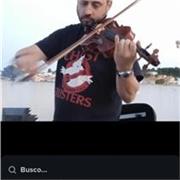 Titulado de violín, imparte clases a niños y adultos