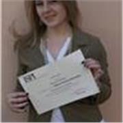 Offro lezioni private ai bambini delle scuole elementari, medie e anche agli adulti. Sono diversi anni che insegno inglese, utilizzando metodi non formali, formali e basando le mie lezioni sul miglioramento della conversazione in lingua straniera. 