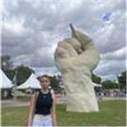 Persona joven con buenas notas y con buenas técnicas para que lo niños puedan aprender 