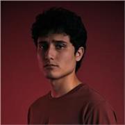 Profesor de oratoria que ayuda a que los niños y jóvenes construyan ideas para manifestarles en palabras, con valor e carácter