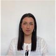 Maestra titulada en Magisterio de Educación Infantil con Máster Universitario de Investigación e Innovación Educativa.