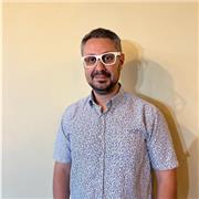 Profesor con experiencia en FP, Grado en diseño y creaciones digitales, experto en tecnología, IA y elementos gráficos digitales