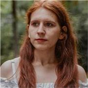 Profesora titulada con carrera musical en activo y experiencia dando clases. 