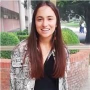 Soy una estudiante universitaria, española con alto nivel de inglés