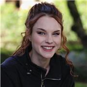 Studio lingue per le relazioni internazionali, devo iniziare il secondo anno di università e mi piace molto questo indirizzo. 
Ho una grande passione per l’insegnamento e adoro l’inglese, il francese, le materie umanistiche in generale e quelle scientific