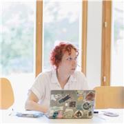 Docente con mucha flexibilidad para enseñar idiomas, habilidades creativas y lógica básica.