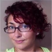 Profesora de inglés imparte clase a niños de todos los niveles