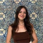 Profesora titulada con el Advanced (C1) de la Universidad de Cambridge que además es estudiante de doctorado en derecho. 