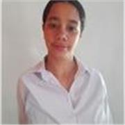 Profesora de informática brindando apoyo a adolescentes y adultos