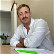 Psicologo, formatore e podcast producer. Mi occupo di educazione, comunicazione e benessere psicologico e digitale.