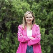 Destaca por su participación en el ámbito público, social y
académico; trabajando en las áreas de divulgación científica,
política