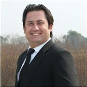 I’m an experienced lawyer offering private law lessons tailored to your level and learning goals.