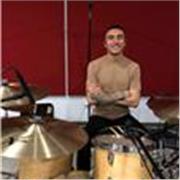 Profesor con experiencia en enseñanza musical, batería e inglés