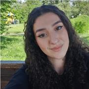 Studentessa del quinto anno di medicina impartisce lezioni di biologia e chimica a studenti di medie e liceo, nonché tutoraggi a s