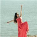Profesora de baile (flamenco y ritmos latinos), terapeuta holística de movimiento y danzaterapia