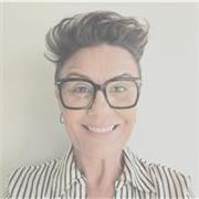 Profesora bilingüe (inglés–español) especializada en turismo, ventas y atención al cliente. Con 30 años de experiencia.