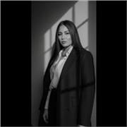 Maestra con dominio del tema para niños y adolescentes