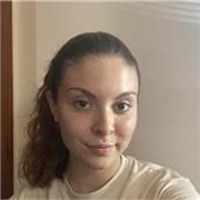 Studentessa che si predispone per aiuto compiti in inglese, francese e italiano