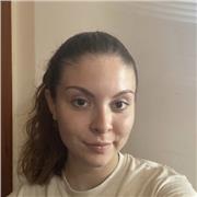 Studentessa che si predispone per aiuto compiti in inglese, francese e italiano