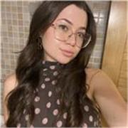 Profesora de apoyo escolar de niños de primaria