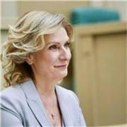 En realidad, una empresa está buscando un profesor de español nativo que pueda trabajar de forma remota para la empresa