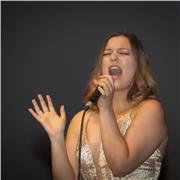 Estudiante de grado imparte clases a alumnos de Primaria