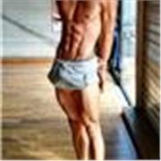 Coach sportif spécialisé dans la transformation physique et la remise en forme