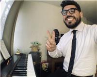 Profesional PUCV realiza clases de piano, bajo, guitarra y ukelele