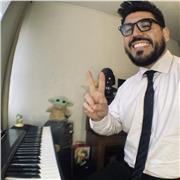 Profesional PUCV realiza clases de piano, bajo, guitarra y ukelele