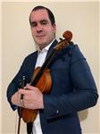 Músico profesional imparte clases de violín de manera virtual a personas de distintas edades