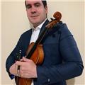 Músico profesional imparte clases de violín de manera virtual a personas de distintas edades