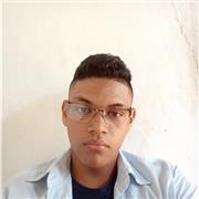 Profesor imparte clases de música a los niños desde los once años y de esas edades en adelante