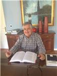 Profesor de finanzas da clases de valoración de empresas a estudiantes universitarios, propiestarios y/o ejecutivos de empresas