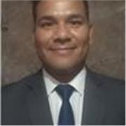 Profesor de español imparte clases a jóvenes y adultos