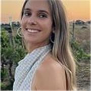 Profesora licenciada en magisterio infantil y primaria, especializada en mención inglesa y audición y lenguaje. 
