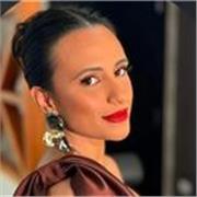 Professora de Linguagens, com mais de 10 anos de experiência