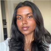 Englisch-Tutorin, die Schüler*innen bis zur 10.ten Klasse unterrichtet