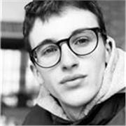 Studente al terzo anno di Giurisprudenza impartisce lezioni di diritto a giovani ragazzi/e per aiutarli nel loro percoso