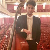 Profesor cubano de contrabajo, graduado de la Universidad de las Artes en Cuba y cursando el master en el Conservatorio del Liceu